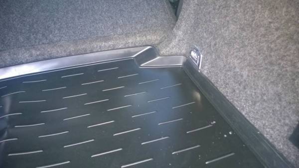 Коврик в багажник Volkswagen Jetta 5 (Фольксваген Джетта 5) с бортиком 